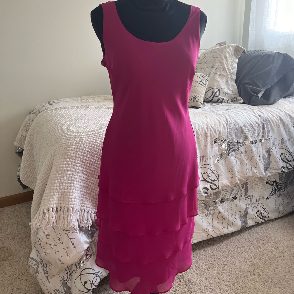 Beautiful fushia dress!  Perfect all-season dress for many occasions. EUC.